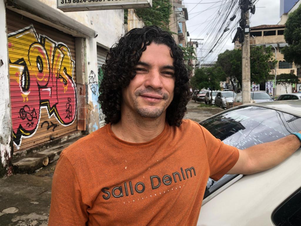 <i>Davidson de Paula Ferreira, 40, comerciante</i> “Para mim, o Natal, com muita sinceridade, não significa muita coisa não. Porque eu acho que o dia de comemorar é todos os dias. Tem pessoas que acham que é um momento de juntar com a família, mas eu não vejo dessa forma. Cada dia que a gente se levanta já é uma data comemorativa.”
