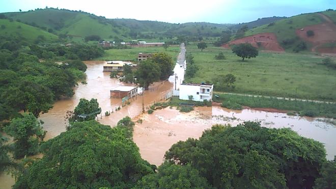Temporal atingiu São João do Oriente durante a madrugada, fez transbordar os cursos d'agua e tanto a cidade quanto a área rural foram atingidas 