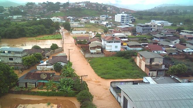 Com a chuva intensa da madrugada, a cidade amanheceu debaixo d'água
