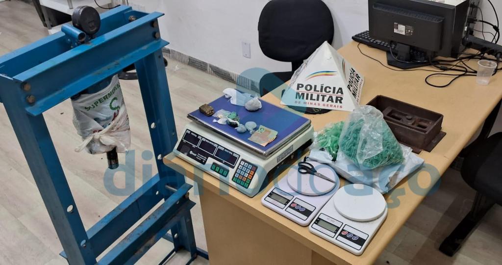 Materiais foram apreendidos em residências de indiviudos apanhados em flagrante movimentando o tráfico de entorpecentes 