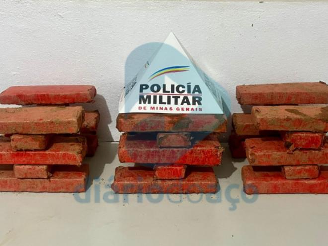 Foram localizadas um total de 25 barras de maconha