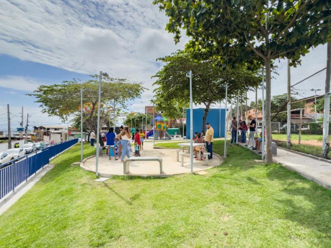 Praça conta com pisos, bancos e iluminação