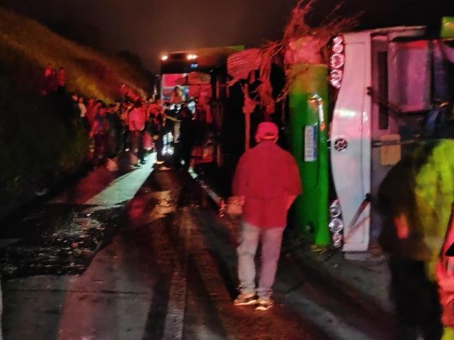 Motorista de ônibus, ao desviar-se de uma carreta,  perdeu o controle e veículo tombou, dezenas de pessoas ficaram feridas 