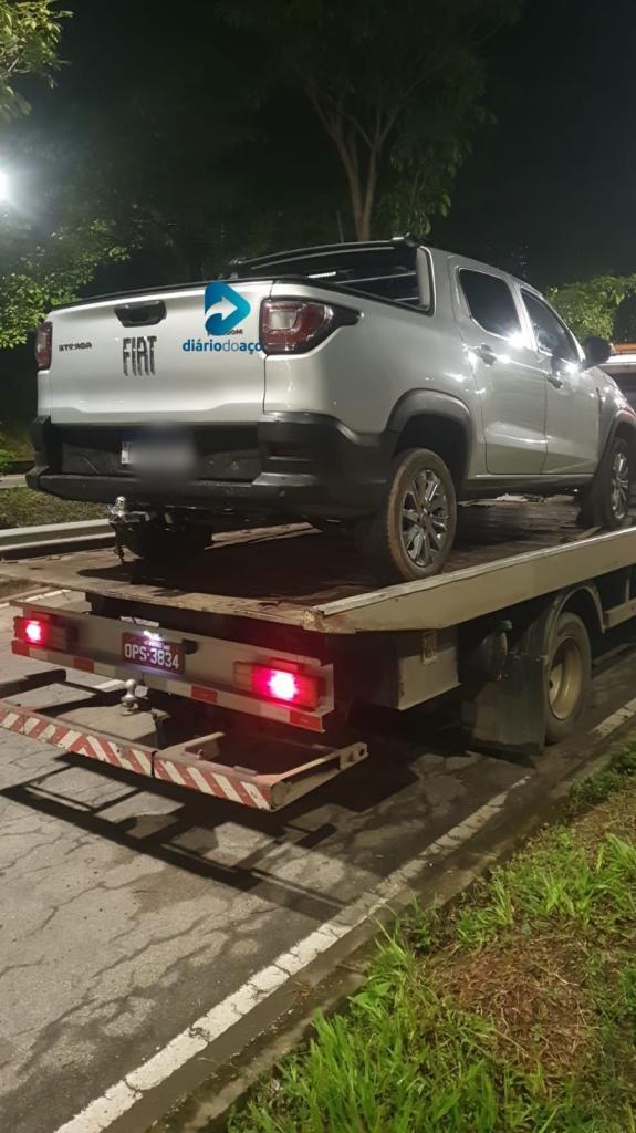 Um veículo Fiat Strada clonado também foi apreendido na operação