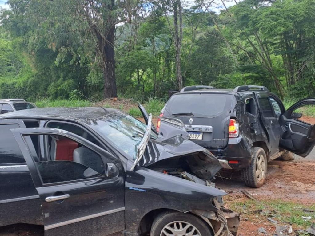 Acidente envolveu um Renault Duster e um Fiat Siena