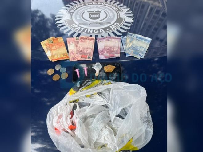 O entorpecente e o dinheiro apreendido com o jovem abordado pelos guardas civis municipais