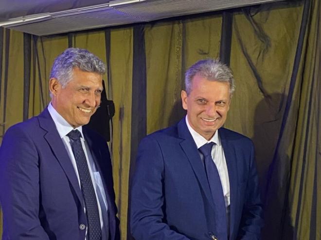Ricardo Cacau e Sadi Lucca assinando os termos de posse