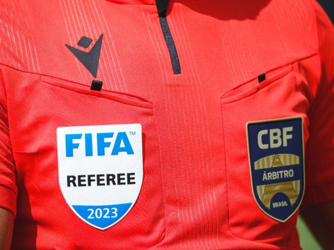 Todo começo de ano, a CBF manda uma lista ao Comitê de Árbitros da Fifa, que os analisa e aprova