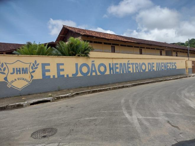 Os responsáveis ou estudantes maiores de idade devem apresentar os documentos exigidos para efetivar a matrícula na escola indicada pelo Sucem