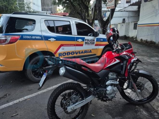 A moto apreendida pela Polícia Militar Rodoviária depois da abordagem realizada em Ipatinga