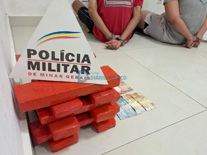 As 12 barras de maconha, pesando aproximadamente dez quilos, foram encontradas no carro com os dois presos