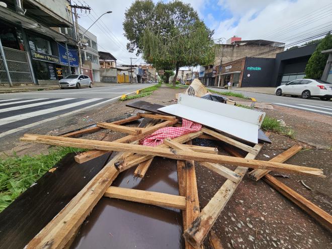 Avenida Macapá, na véspera do Natal: resto de móveis foram abandonados com pregos enferrujados para cima, no canteiro central, usado por pedestres e ciclistas 