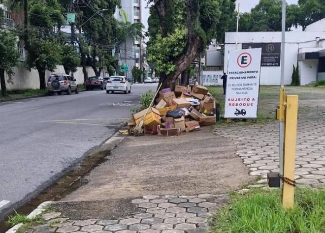 Avenida Castelo Branco, bairro Horto: Moradores denunciam que esse lixo foi lançado por pessoas de um estabelecimento comercial, também à véspera do Natal 
