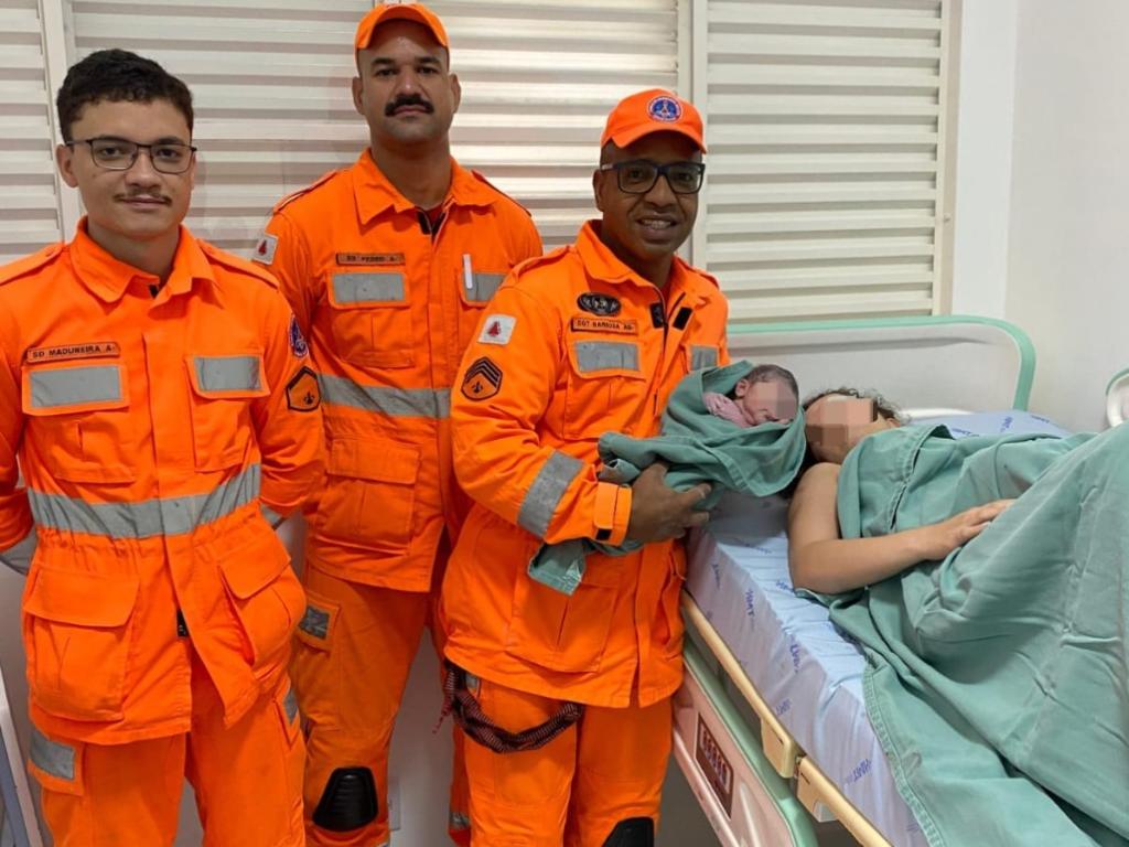 Equipe de socorristas comemora o sucesso no atendimento à mãe e à criança 