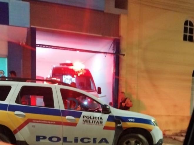 O momento do atendimento da vítima baleada em Coronel Fabriciano