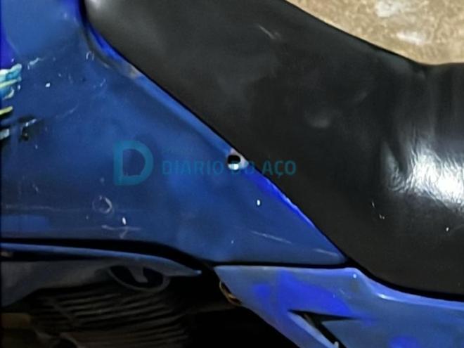 O tanque da moto da vítima foi atingida por um dos disparos efetuados pelo autor