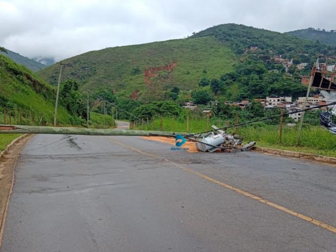 Poste e transformador estão no meio da pista da avenida José Anatólio Barbosa, impedindo completamente o trânsito na via