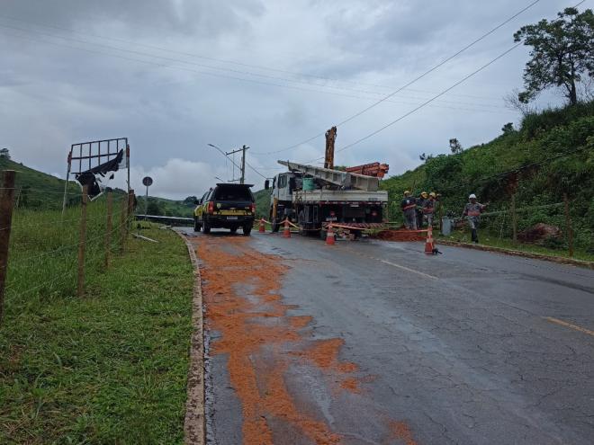 Equipe da Tonani, prestadora de serviços da Cemig atuou no local por volta das 9h, para a troca do poste, do transformador e restabelecimento da energia elétrica