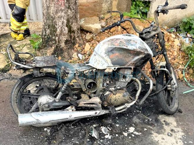 A motocicleta foi totalmente destruída pelo incêndio criminoso