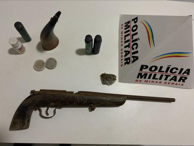 Materiais apreendidos em Naque-Nanuque, com um jovem de 26 anos