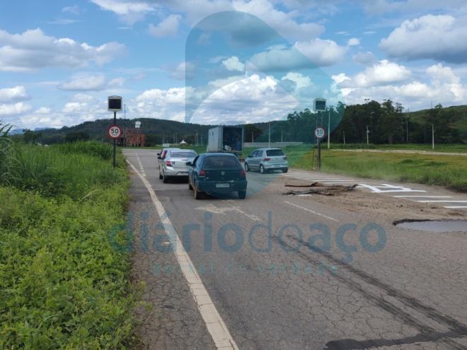 Já foram instaladas as placas de sinalização, bem como o equipamento que registra velocidade