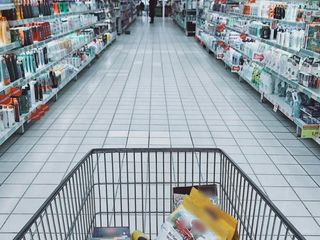 Consumidora pediu para trocar um pacote de ração e acabou sendo abordada por seguranças do supermercado