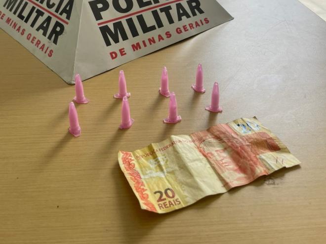 O fato ocorreu na avenida das Flores, após uma abordagem durante patrulhamento, e foram apreendidos pinos contendo cocaína com os suspeitos de 18 e 19 anos