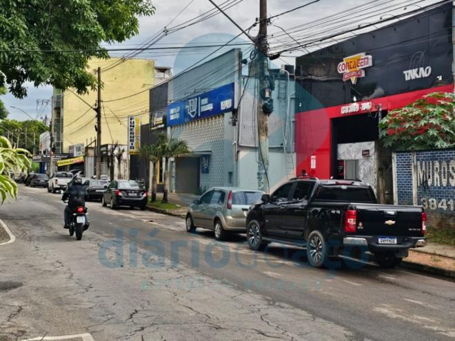 Ficou constatado que o ladrão caiu de uma altura de oito metros dentro do comércio que invadiu para furtar