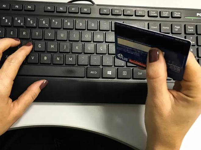 Em algumas famílias é comum que uma pessoa com boa pontuação de crédito empreste cartões para que algum parente negativado faça compras; movimentação que superar a renda do titular do cartão pode gerar problemas fiscais a partir de agora 