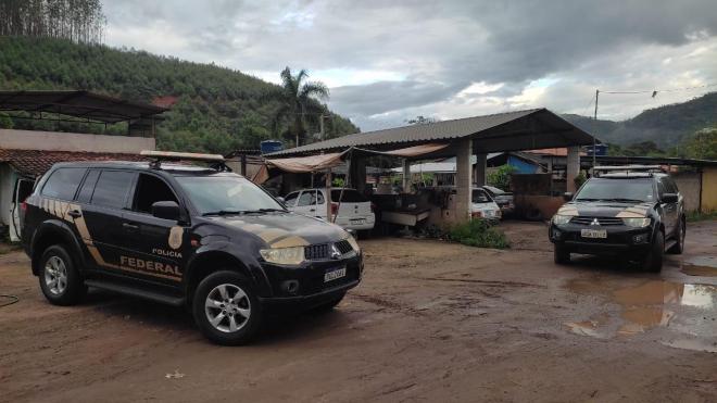 Foram cumpridos dois mandados de prisão preventiva e sete mandados de busca e apreensão, expedidos pela Justiça Federal de Ponte Nova/MG, nos municípios mineiros de Ouro Preto, Mariana e Viçosa. 