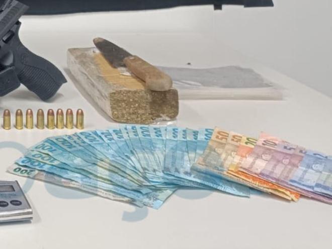 Além de três homens presos, foram apreendidas, armas, dinheiro, celular e drogas 