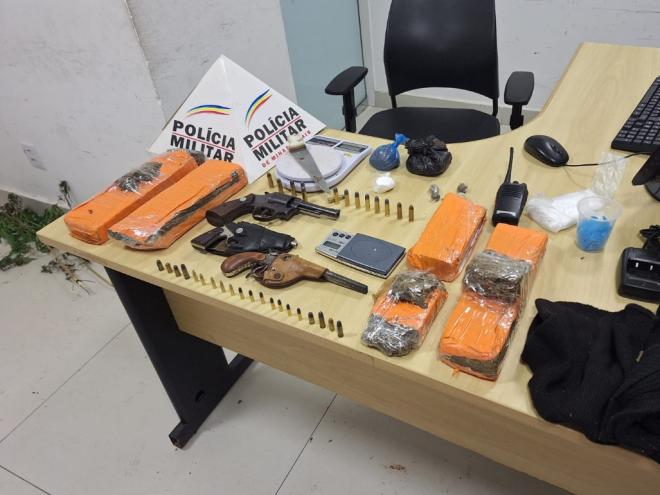 Todo o material recolhido durante as buscas realizadas pelos policiais militares em Ipatinga