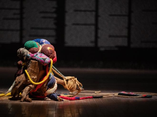 Obra de Sonia Gomes, de Caetanópolis, na mostra ''Ancestral''