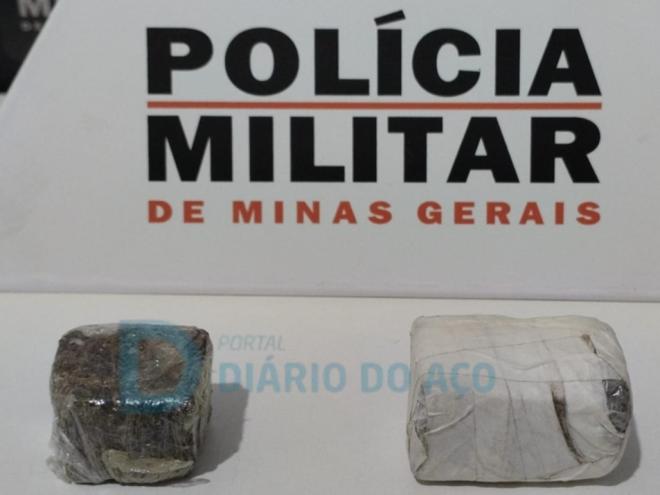 Os tabletes de maconha encontrados no quarto do suspeito abordado pela PM