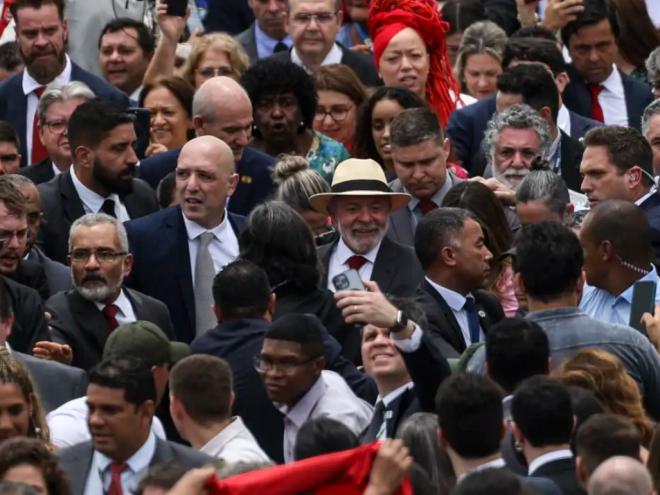 Discursos e gritos contra anistia marcam ato em memória ao 8/1