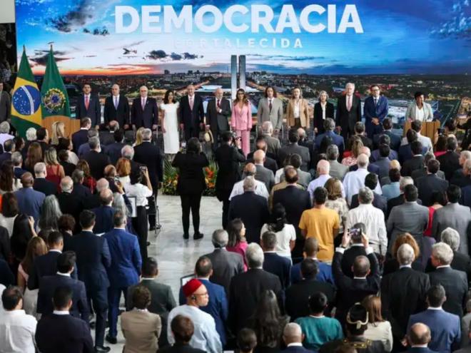 Autoridades participam de ato político que relembra os ataques de 8 de janeiro de 2023