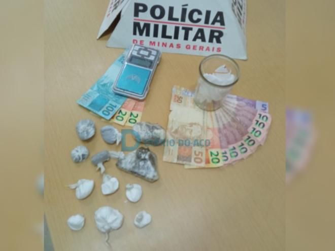 O material apreendido pelos PMs depois da abordagem aos suspeitos no aglomerado localizado no Cidade Nobre