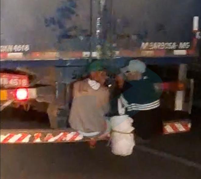 Sentados no para-choque do baú, ladrões chegaram a abrir as trancas