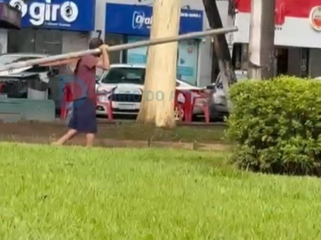 O momento que um dos autores carregava a placa de trânsito furtada no Cidade Nobre