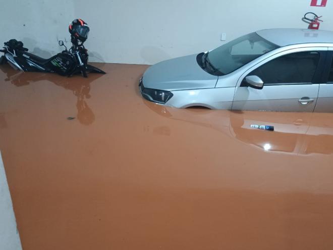 A água invadiu casas na avenida Selim José de Sales no Canaã 