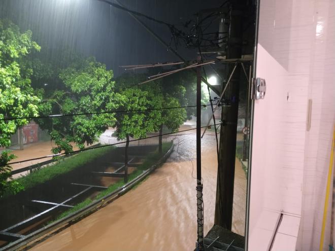 Avenida Gerasa ficou totalmente alagada 