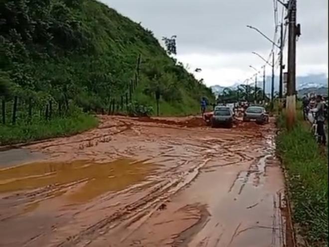 Avenida dos Rodoviários, entre os bairros Santa Terezinha e Limoeiro, em Timóteo