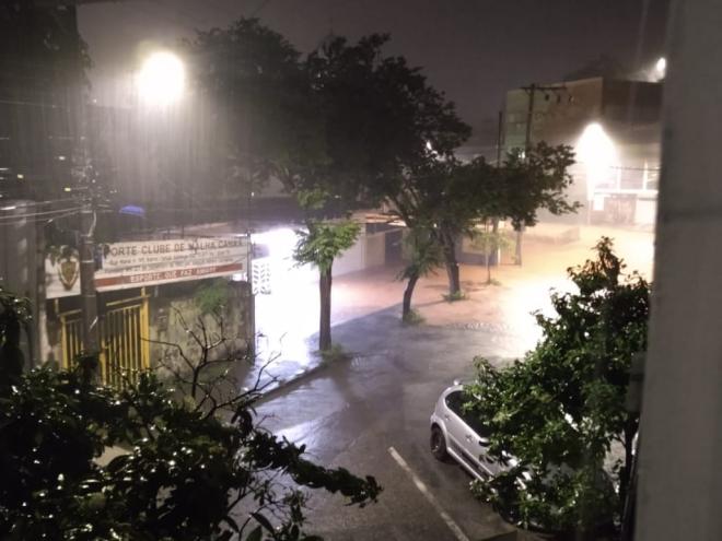 Chuva obstruiu vias em diferentes pontos do município