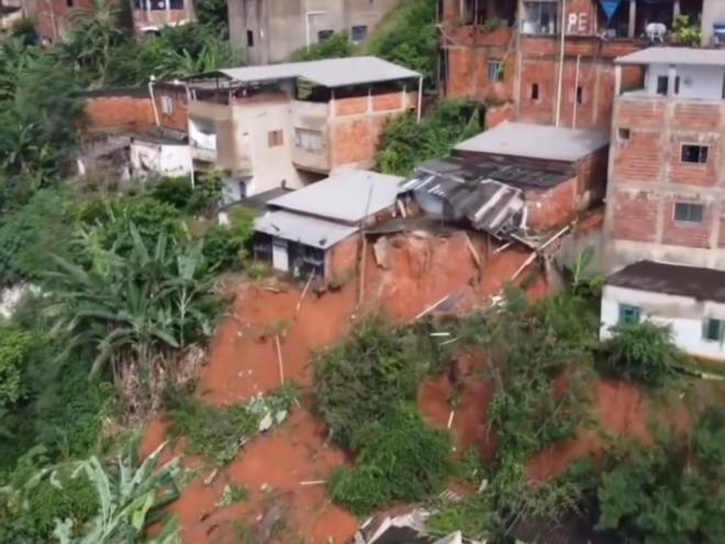 Foram registrados deslizamentos de encostas em vários bairros e pessoas perderam a vida 
