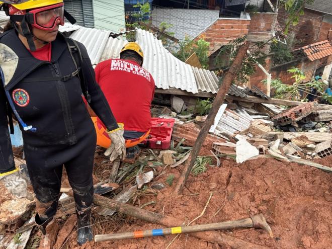Bombeiros atuam em meio aos escombos em busca de três desaparecidos 