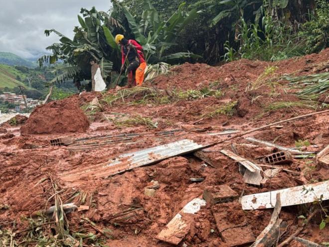 Houve registro de quatro pontos com registro de mortes em meio ao deslizamento de encostas 