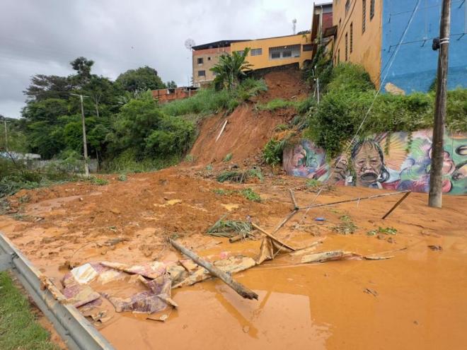 A chuva deixou um rastro de destruição pela cidade