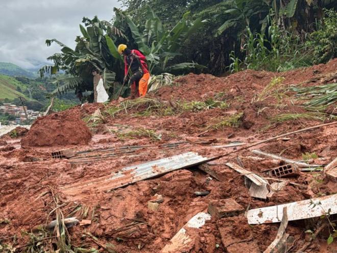 Famílias desabrigadas precisam de ajuda