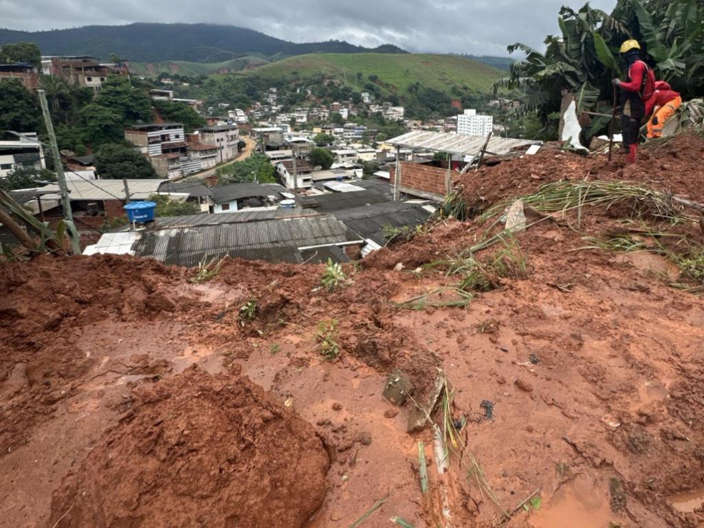 Bombeiros atuam na área do soterramento na rua Turim em busca de quatro pessoas