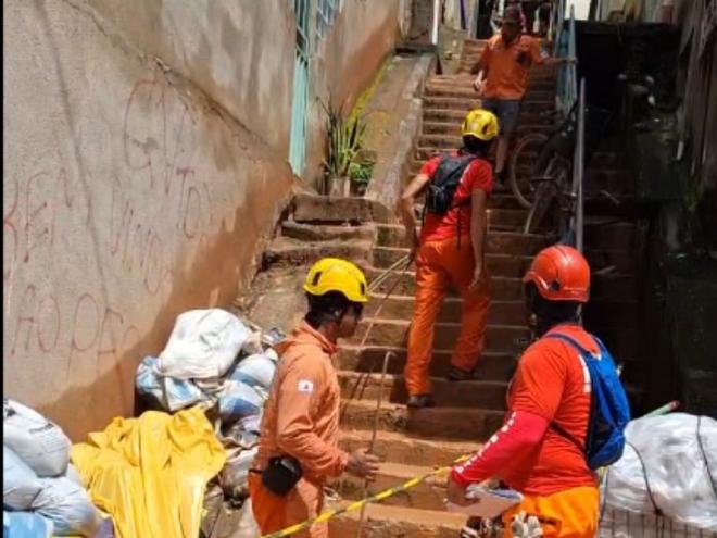 Bombeiros atuam na área do soterramento na rua Turim em busca de quatro pessoas